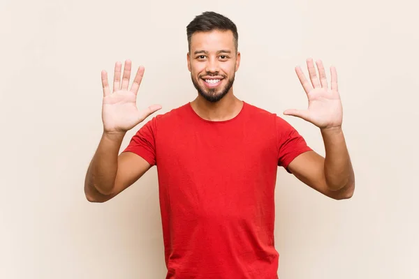 Jovem Sul Asiático Homem Mostrando Número Dez Com Mãos — Fotografia de Stock