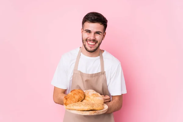 Junge Kaukasische Bäcker Mann Isoliert Lachen Und Spaß Haben — Stockfoto