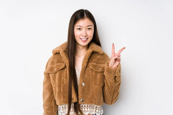 Jovem Chinesa Posando Fundo Branco Isolado Mostrando Sinal Vitória Sorrindo — Fotografia de Stock