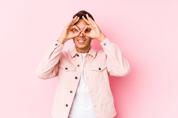 Jovem Caucasiano Homem Posando Rosa Fundo Isolado Mostrando Sinal Sobre — Fotografia de Stock