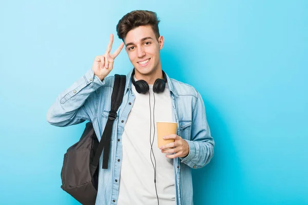 Junger Kaukasischer Student Der Einen Kaffee Zum Mitnehmen Der Hand — Stockfoto