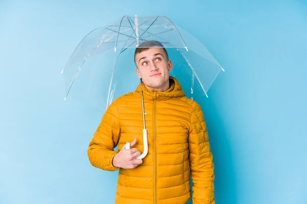 目標と目的を達成することを夢見て傘を持っている若い白人男性 — ストック写真