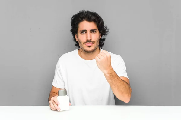 Jongeman Houdt Een Aftershave Crème Tonen Vuist Naar Camera Agressieve — Stockfoto