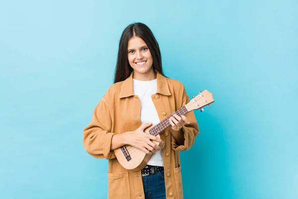 Junge Kaukasische Frau Hält Eine Ukelele Glücklich Lächelnd Und Fröhlich — Stockfoto