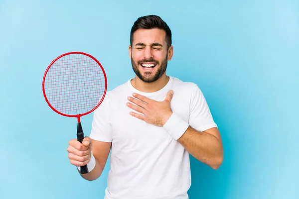 Jovem Homem Bonito Jogando Badminton Isolado Voz Alta Mantendo Mão — Fotografia de Stock