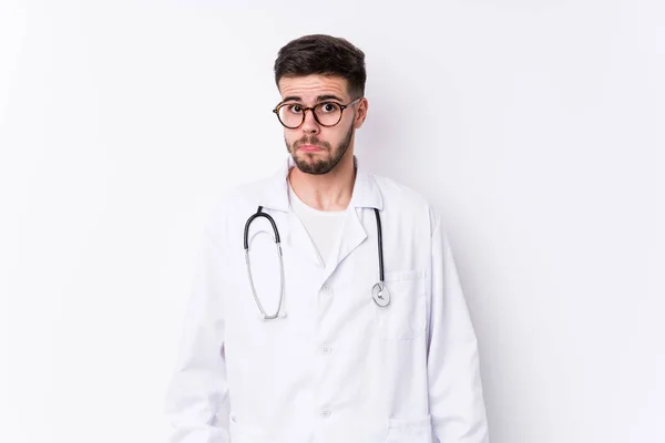 Giovane Medico Caucasico Uomo Isolato Spalle Scrollate Occhi Aperti Confusi — Foto Stock