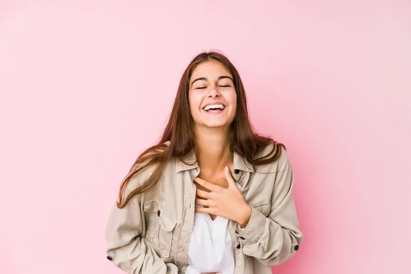 Mulher Branca Jovem Posando Fundo Rosa Feliz Diverte Mantendo Mãos — Fotografia de Stock