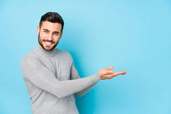 Ung Kaukasisk Mann Mot Blå Bakgrunn Isolert Med Kopirom Håndflate – stockfoto