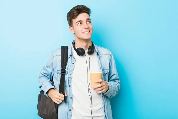 Junger Kaukasischer Student Hält Einen Kaffee Zum Mitnehmen Und Lächelt — Stockfoto