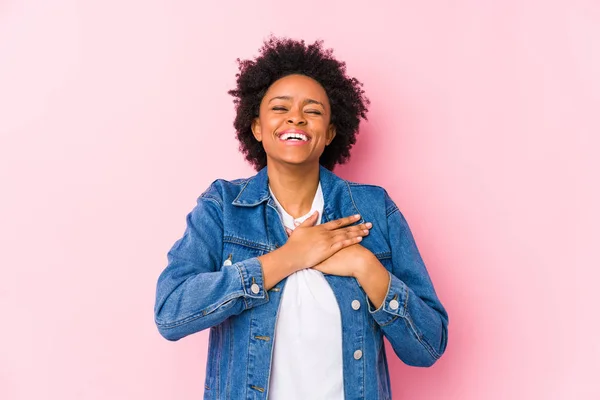 Young African American Woman Pink Backgroound Isolated Laughing Keeping Hands — Stock Photo, Image
