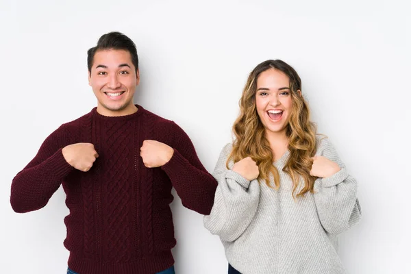 Pareja Joven Posando Fondo Blanco Sorprendida Señalando Con Dedo Sonriendo — Foto de Stock