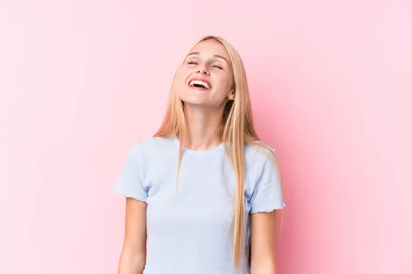 Ung Blond Kvinna Rosa Bakgrund Avslappnad Och Glad Skrattar Hals — Stockfoto