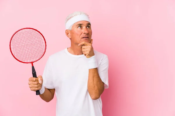 Homme Âge Moyen Jouant Badminton Isolé Regardant Côté Avec Une — Photo