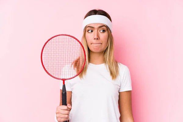 Jovem Que Joga Badminton Isolado Confuso Sente Duvidoso Inseguro — Fotografia de Stock