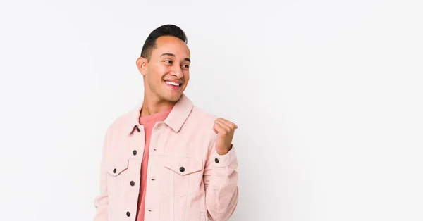 Joven Latino Posando Puntos Aislados Con Dedo Pulgar Lejos Riendo — Foto de Stock