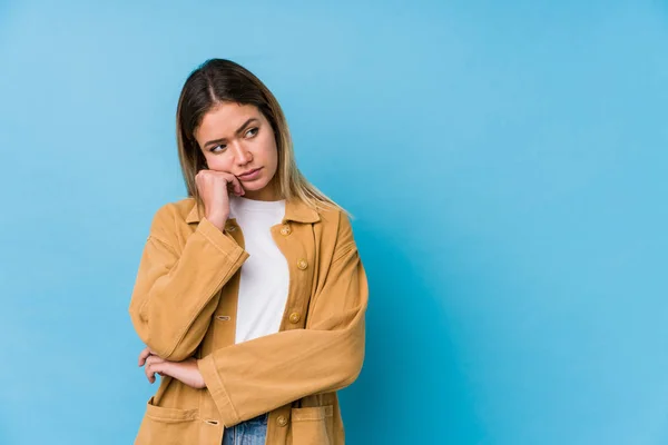 Giovane Donna Caucasica Che Sente Triste Pensieroso Guardando Spazio Copia — Foto Stock