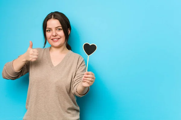 Jeune Femme Courbée Taille Tenant Une Forme Coeur Souriant Levant — Photo