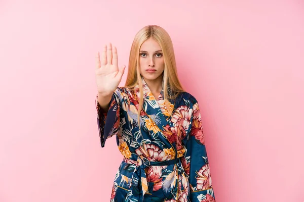 Jonge Blonde Vrouw Het Dragen Van Een Kimono Pyjama Staan — Stockfoto