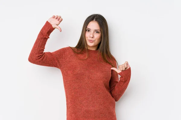 Joven Mujer Caucásica Posando Aislada — Foto de Stock