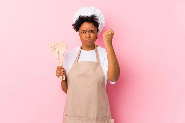 Jovem Africano Americano Cozinheiro Mulher Mostrando Punho Para Câmera Expressão — Fotografia de Stock