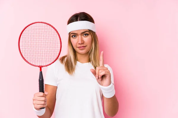Badminton Oynayan Genç Bir Kadın Bir Numarayı Parmağıyla Gösteriyor — Stok fotoğraf