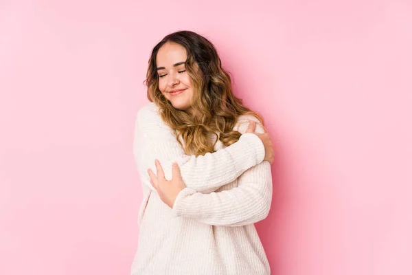 Mujer Joven Curvilínea Posando Fondo Rosa Abrazos Aislados Sonriente Despreocupado — Foto de Stock
