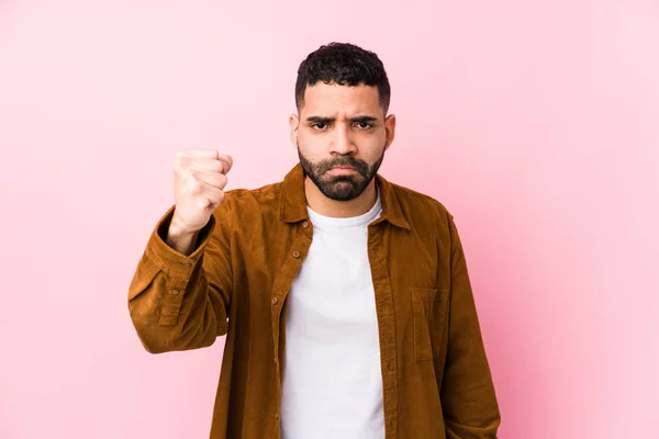 Mladý Latinský Muž Růžovém Pozadí Izolované Ukazující Pěst Kameru Agresivní — Stock fotografie
