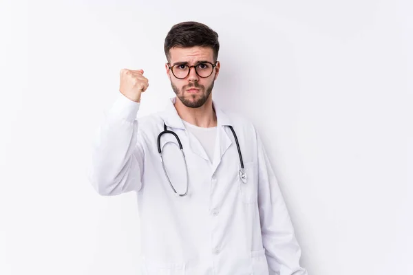 Jovem Homem Médico Caucasiano Isolado Mostrando Punho Para Câmera Expressão — Fotografia de Stock