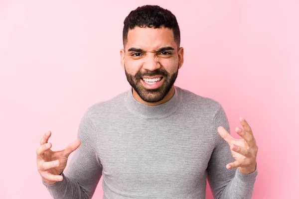 Jovem Latino Contra Fundo Rosa Isolado Gritando Com Raiva — Fotografia de Stock