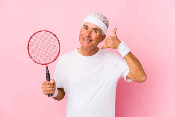 Mężczyzna Średnim Wieku Gra Badminton Odizolowany Pokazując Telefon Komórkowy Gest — Zdjęcie stockowe