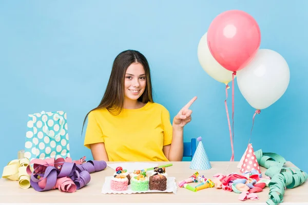 Jovem Caucasiana Organizando Aniversário Sorrindo Apontando Para Lado Mostrando Algo — Fotografia de Stock