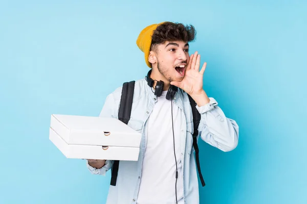 Joven Estudiante Árabe Sosteniendo Pizzas Aisladas Gritando Sosteniendo Palma Cerca — Foto de Stock