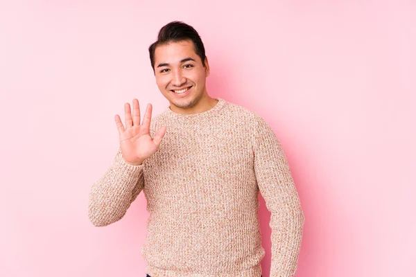 Jeune Homme Courbé Posant Dans Fond Rose Isolé Souriant Gai — Photo