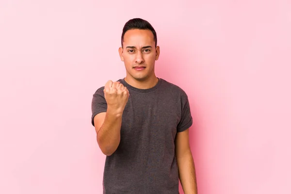Young Latin Άνθρωπος Ποζάρουν Ένα Ροζ Φόντο Δείχνει Γροθιά Στην — Φωτογραφία Αρχείου