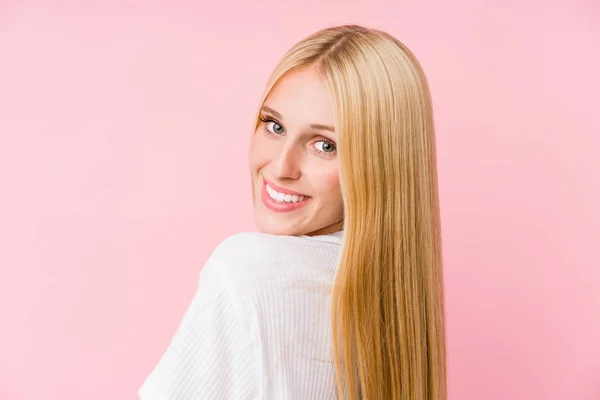 Молодая Блондинка Лицо Крупным Планом Изолированы Розовом Фоне — стоковое фото