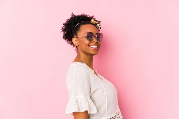 Jonge Afrikaans Amerikaanse Hipster Vrouw Geïsoleerde Kijkt Opzij Glimlachend Vrolijk — Stockfoto