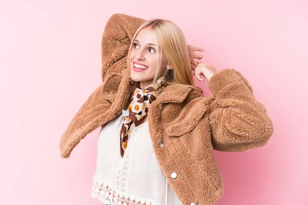 Mujer Rubia Joven Con Abrigo Sobre Fondo Rosa Brazos Extendidos —  Fotos de Stock