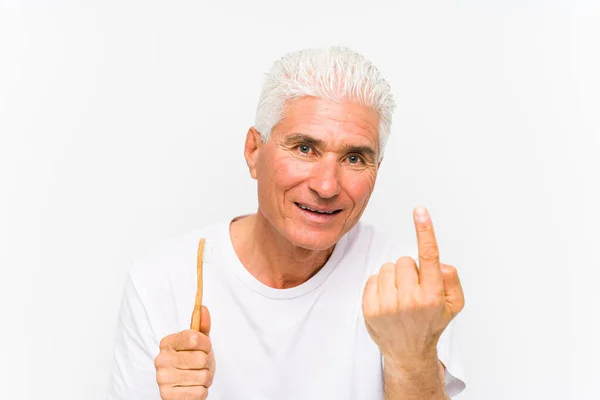 Senior Kaukasischen Mann Hält Eine Zahnbürste Isoliert Zeigt Mit Dem — Stockfoto