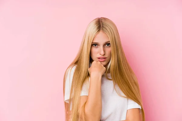 Joven Rubia Cara Primer Plano Aislado Sobre Fondo Rosa —  Fotos de Stock