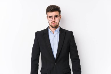 Beyaz arka planda poz veren Kafkasyalı genç bir iş adamı yalnız, beyaz tenli genç bir iş adamı yanakları siliyor, yorgun bir ifadeye sahip. Yüz ifadesi kavramı.