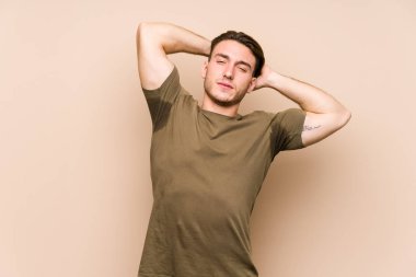 Kafkasyalı genç adam izole edilmiş, esnek kollar ve rahat bir konumda poz veriyor..