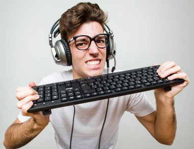 Bilgisayar oyunu oynayan beyaz bir genç adam.