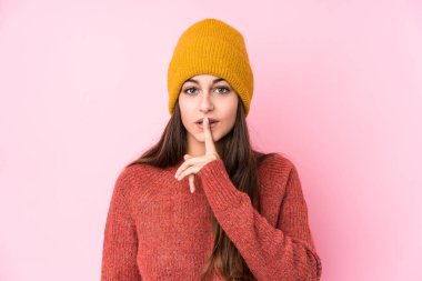 Yün şapkalı genç beyaz kadın sır saklıyor ya da sessizlik istiyor..