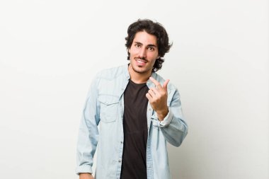 Beyaz arka planda genç ve yakışıklı bir adam seni işaret ediyor. Sanki davet ediliyormuş gibi..