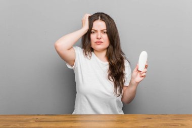 Elinde nemlendirici tutan genç ve cüsseli bir kadın şok geçiriyordu. Önemli bir toplantıyı hatırladı..