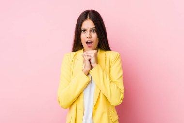 Genç iş kadını şans için dua ediyor, şaşırmış ve ağzını açıyor..