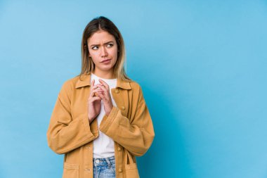 Kafkasyalı genç kadın bir plan yapıyor, bir fikir kuruyor..