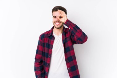 Beyaz arka planda poz veren beyaz tenli genç bir adam heyecanlı..