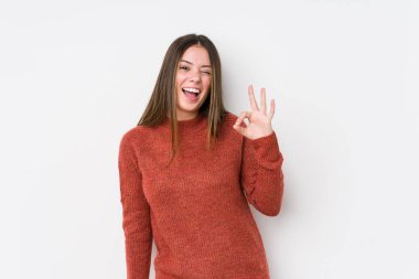 Yalnız poz veren beyaz bir kadın.