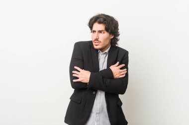 Beyaz bir geçmişi olan genç bir iş adamı düşük ateş ya da hastalık yüzünden soğuyor..